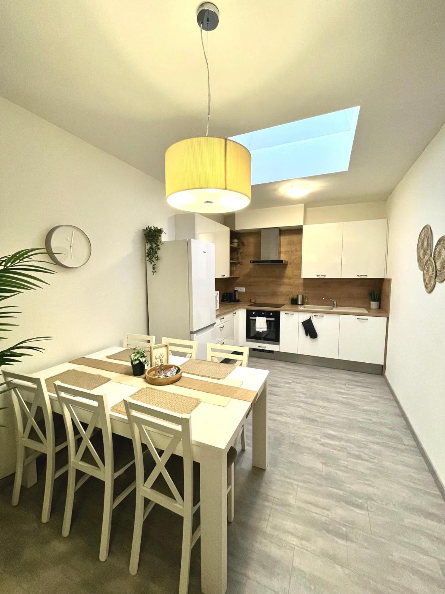 The Elite Suite Downtown 2- Bedroom Apt Ac & Garage Parking Bratislava Exteriér fotografie