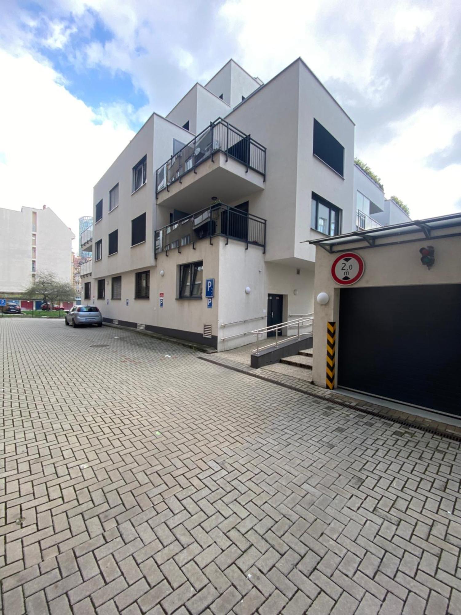 The Elite Suite Downtown 2- Bedroom Apt Ac & Garage Parking Bratislava Exteriér fotografie